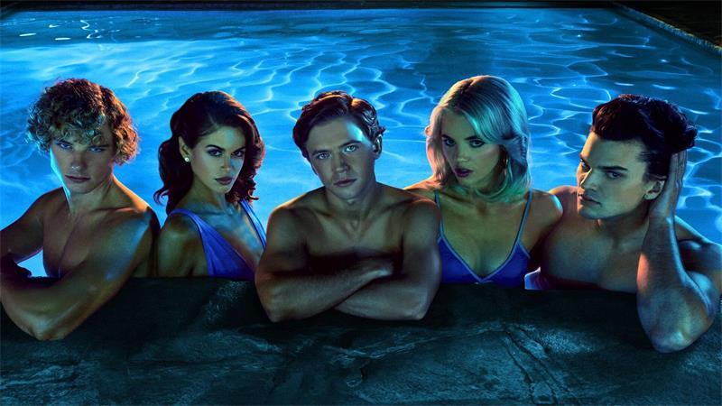 Stylish, stylisher, „The Shards“: Graham Campbell als Thom (links nach rechts), Kaia Gerber als Susan, Igby Rigney als Bret, Hayes Warner als Debbie und Homer Gere als Robert in einer Pool-Szene der neuen Serie „The Shards“. Sie startet am 6.8. auf Disney+.