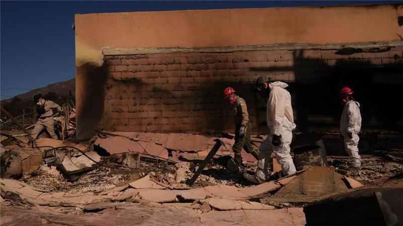 Such- und Rettungskräfte graben sich durch die Trümmer, die das Eaton-Feuer hinterlassen hat.