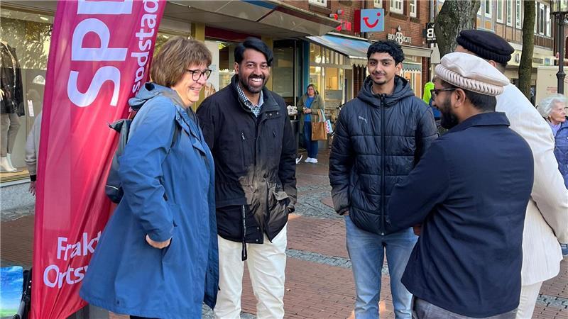 Was treibt die Stader um? SPD läutet mit Umfrage den Kommunalwahlkampf ein Suchen das Gespräch: Sigrid Koppelmann von der SPD am Pferdemarkt mit Vertretern der muslimischen Ahmadiyya-Reformgemeinde.