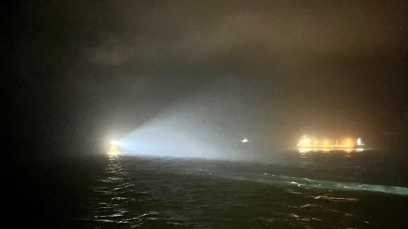 Suche nach vier Schiffbrüchigen in der Nordsee geht weiter Suchscheinwerfer in der Nähe der Stelle, an der das britische Frachtschiff „Verity“ gesunken sein soll.