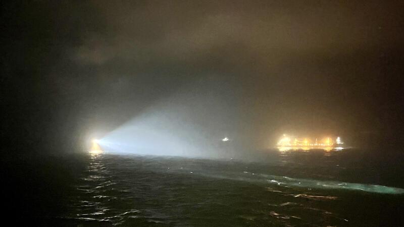 Suchscheinwerfer suchen das Wasser in der Nähe der Stelle ab, an der das britische Frachtschiff «Verity» nach einer Kollision mit dem Schiff «Polesie» in der Nordsee nahe der deutschen Insel Helgoland gesunken sein soll.