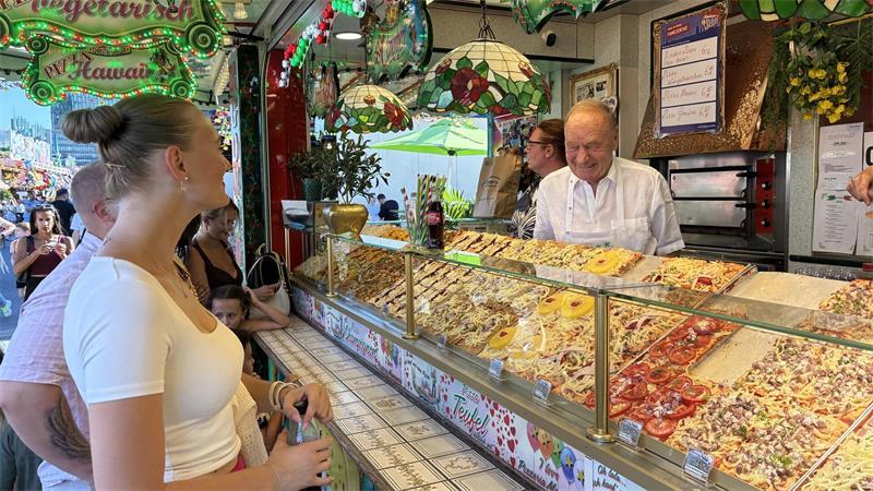 Mamamia! Mit Familie Greger abends auf dem Hamburger Sommerdom Sucht das Gespräch: Egon Greger - der Gentleman unter den Pizza-Bäckern auf dem Hamburger Sommerdom.
