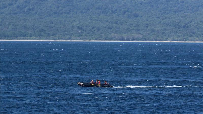 Fährunglück vor Bali: Suche nach Vermissten dauert an Suchtrupps waren in der Straße von Bali - einer Meerenge - unermüdlich unterwegs.