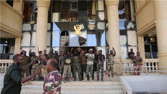 Sudanesische Soldaten feiern die Einnahme des Präsidentenpalastes