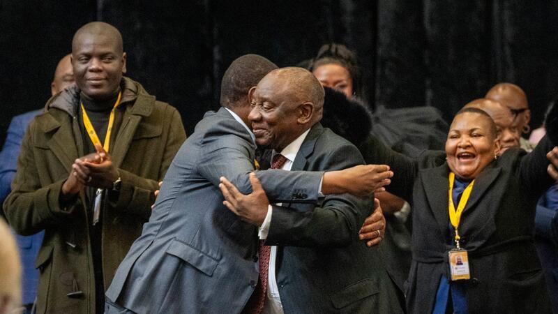 Südafrikas Präsident Ramaphosa für zweite Amtszeit bestätigt Südafrikas Präsident Cyril Ramaphosa ist von dem neu gewählten Parlament des Landes für eine zweite Amtszeit bestätigt worden.