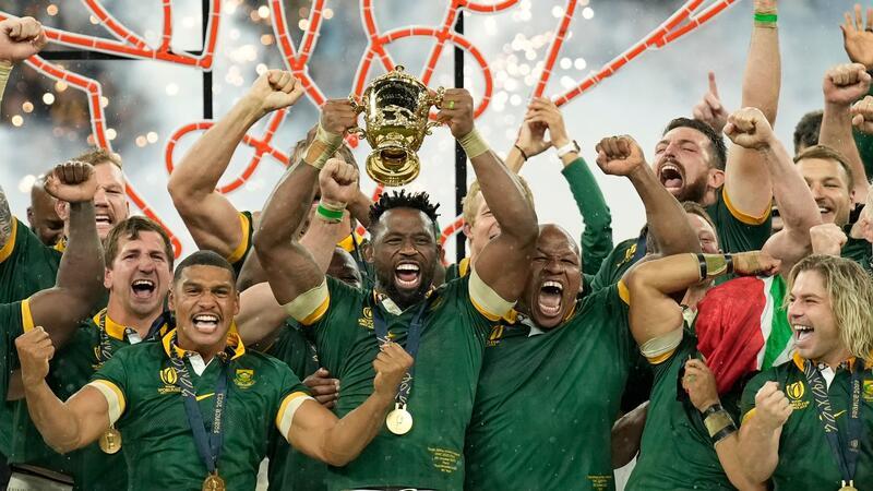 Sieg der Hoffnung: WM-Triumph als Lichtblick für Südafrika Südafrikas Siya Kolisi hebt den Pokal in die Höhe.