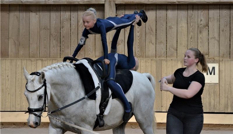 Südkehdingens Nachwuchs um Clara Eckhoff (unten) und Jule Oberdick präsentiert sich mit schöner Akrobatik auf Warengo. Unterstützt werden sie von Stina Hilck. Fotos: Fehlbus