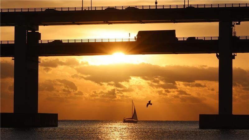 Südkorea: Früher Sonnenaufgang über Gwangan-Brücke in Busan