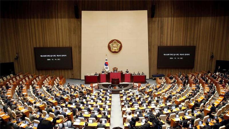 Südkoreas Parlament stimmt für Amtsenthebung des Präsidenten Südkoreanische Gesetzgeber nehmen an der Plenarsitzung zur Abstimmung über die Amtsenthebung von Präsident Yoon Suk Yeol in der Nationalversammlung teil. Ein zweiter Amtsenthebungsantrag gegen Yoon hat die benötigte Zweidrittelmehrheit in der Nationalversammlung erreicht.