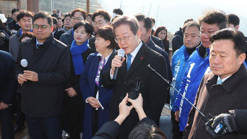 Südkorea: Angriff auf Politiker wohl politisch motiviert Südkoreas Oppositionschef Lee Jae Myung (M) wurde bei einem öffentlichen Auftritt von einem Mann mit einem Messer attackiert.