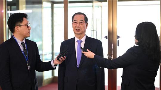 Südkoreas Verfassungsgericht hat die Amtsenthebung des im Zuge der Staatskrise suspendierten Ministerpräsidenten Han Duck Soo abgewiesen. 