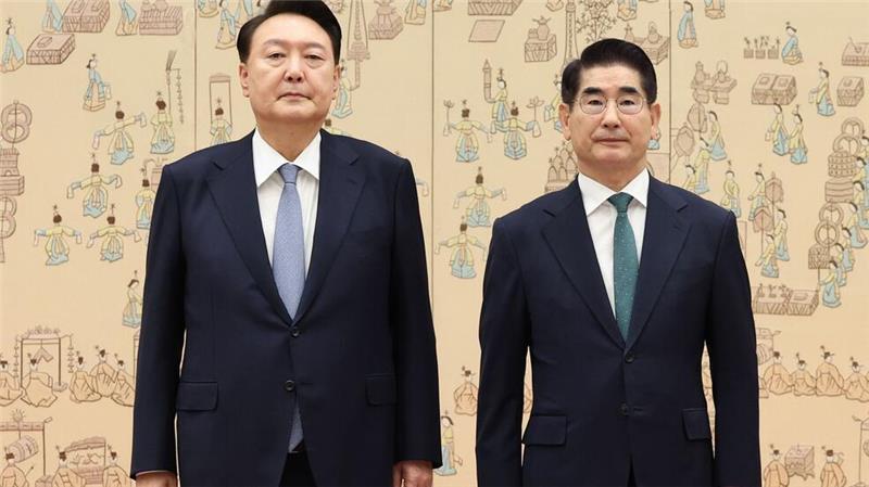Ex-Verteidigungsminister will Verantwortung übernehmen Südkoreas ehemaliger Verteidigungsminister Kim Yong Hyun (r) möchte die alleinige Verantwortung für Verhängung des Kriegsrechts übernehmen. (Archivbild)
