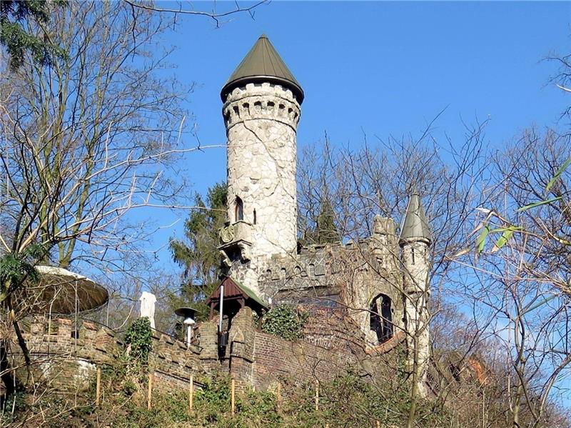 Südlich der Alsterschleife in Poppenbüttel liegt die Burg Henneberg, auch Alsterschlösschen genannt. Der Bau ist ein Mini-Nachbau im Maßstab 1:4, inspiriert durch die Burgruine Henneberg in Thüringen. Foto:Vitavia