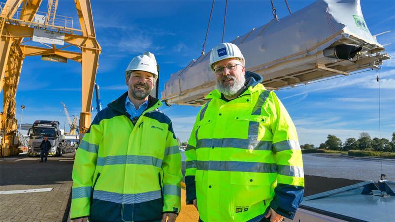 Südlink: 400-Tonnen-Bohrer für Elbquerung ist bereit Südlink-Projektleiter Mathias Seibitz (links) und Tunnelbauleiter Christoph Hennings vor einem Teil der Tunnelbohrmaschine, die sich ab Dezember unter der Elbe Richtung Wischhafen gräbt.