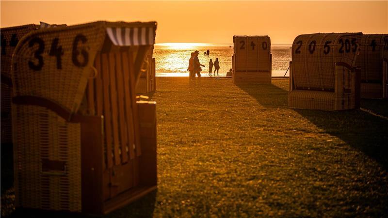 Südwestlich von Cuxhaven erstreckt sich die Wurster Küste, die sich mit ihren Grünstränden deutlich von dem großen Nordseeheilbad unterscheidet. Wie in Cuxhaven gehört auch hier der Tourismus zu den wichtigsten Wirtschaftszweigen.