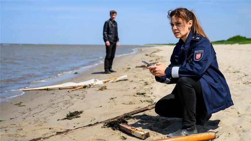Süher Özlügül untersucht die Überreste eines Segelbootes.