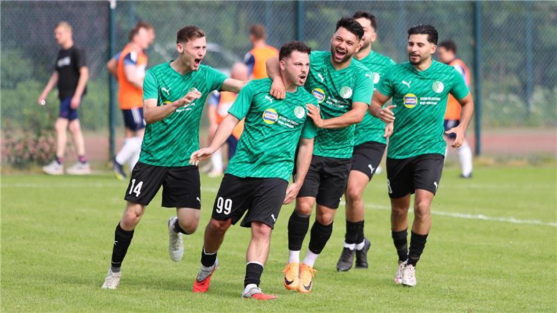 Süleyman Yaman (2. von links) schießt beim 3:2 gegen Bargstedt alle drei Bützflether Tore.
