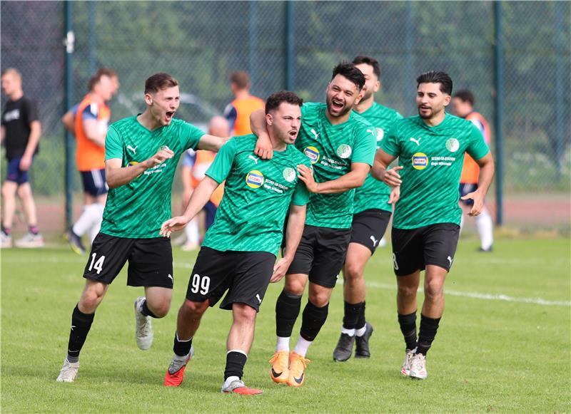 Ein Krimi bis zum Schluss: Die Chronik des letzten Stader Kreisliga-Spieltags Süleyman Yaman (2. von links) schießt beim 3:2 gegen Bargstedt alle drei Bützflether Tore.