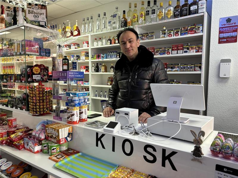 Sullaiman Lemar hat in Fischmarktnähe in der Hökerstraße einen Kiosk eröffnet.
