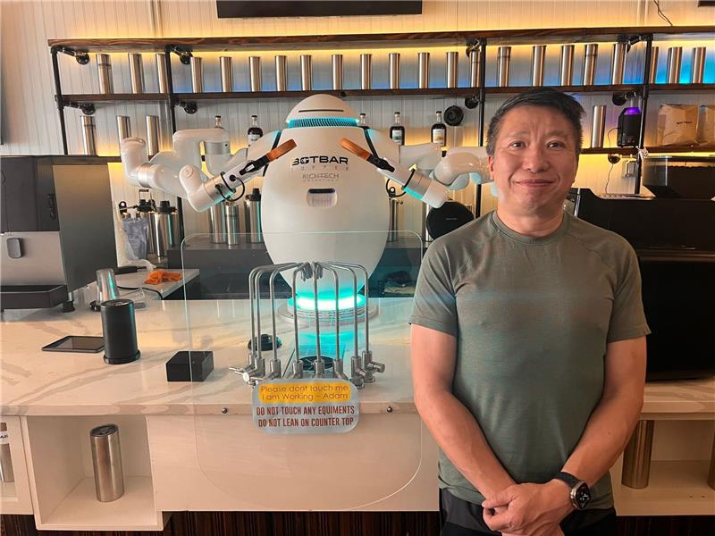 Adam macht Kaffee: Erster Roboter-Barista in New York Sunny Lam und sein Barista Adam - der erste Roboter-Kaffeemacher in der US-Ostküstenmetropole New York.