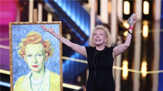 Sunnyi Melles jubelt - ihr wurde der Deutsche Fernsehpreis zuerkannt.