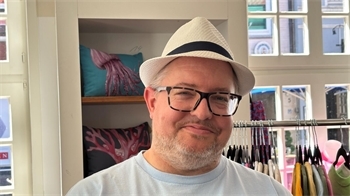 "Super. Das Wetter ist gut und ich bekomme nur positive Resonanz auf unsere Produkte im Pop-up-Store in der Stader Tourist-Information."Lars Briesemeister von Küstenking am Freitag, 14. August 2026.