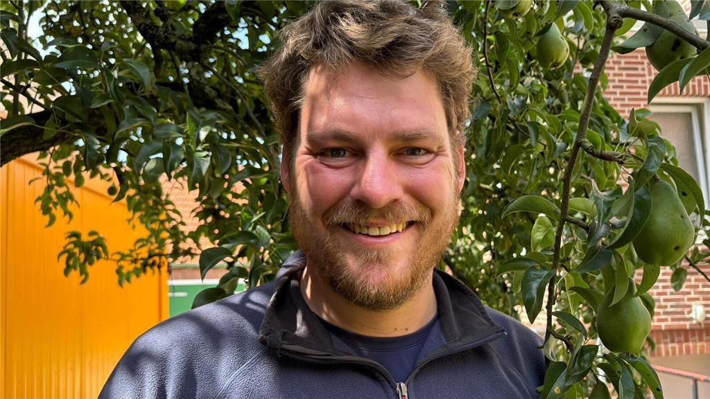 "Super! Ich darf bei bestem Wetter draußen arbeiten und Birnenbäume anbinden." ...