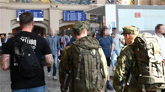 Super Recogniser und Zivilfahnder Ronny N. (links im Bild, Name geändert) scannt Gesichter im Bremer Hauptbahnhof.