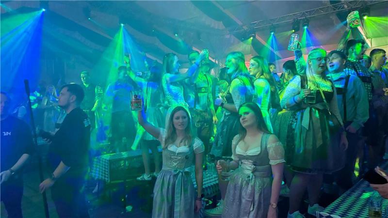 Das Dorf bebt: Revenahe feiert sein Oktoberfest mit Bier und Herzblut Super Stimmung herrscht beim Tanzen auf den Bänken.