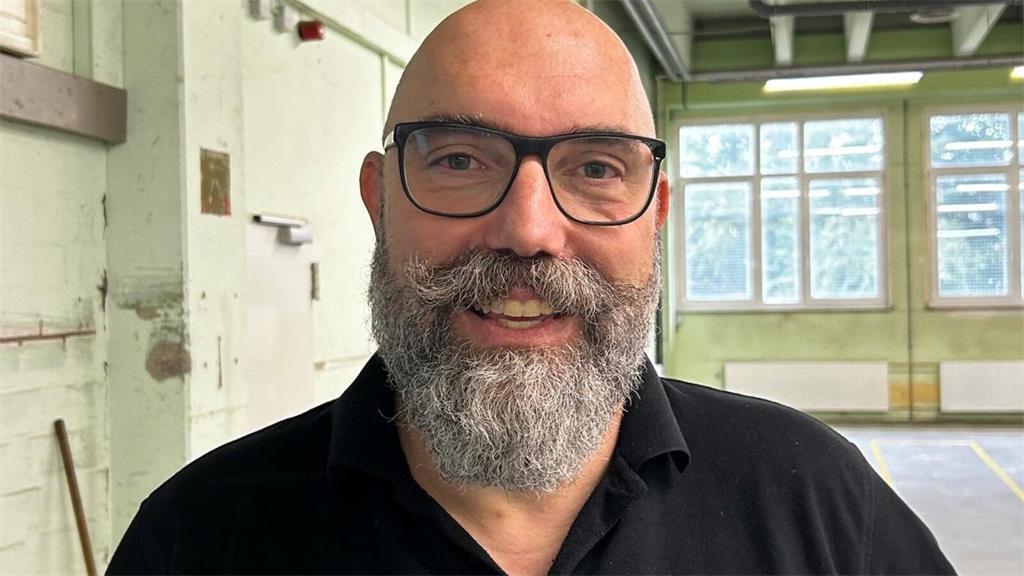 „Super. Wir ziehen gerade in neue Räume um und freuen uns, Tür an Tür mit dem TA...