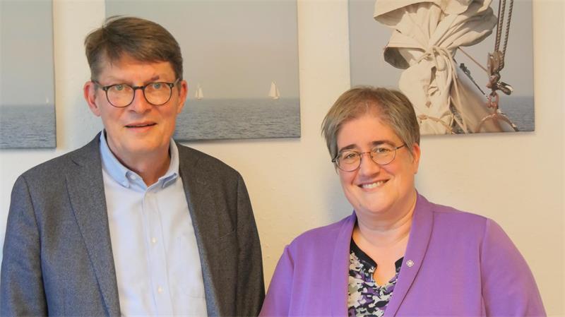 Superintendent Dr. Martin Krarup und Reginonalbischöfin Sabine Preuschoff werden in den nächsten Wochen viele Personen und Projekte im Kirchenkreis besuchen.