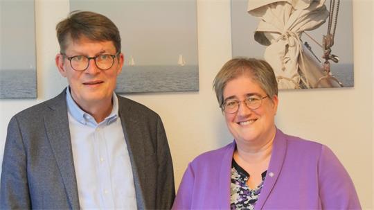 Superintendent Dr. Martin Krarup und Reginonalbischöfin Sabine Preuschoff werden in den nächsten Wochen viele Personen und Projekte im Kirchenkreis besuchen.
