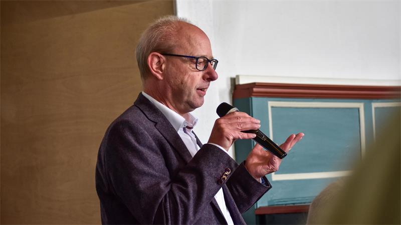 Drochtersen: Wie sich der Religionsunterricht nach den Ferien ändert Superintendent Marc Wischnowsky begleitet den Prozess für das neue Religionsfach schon seit Jahren.