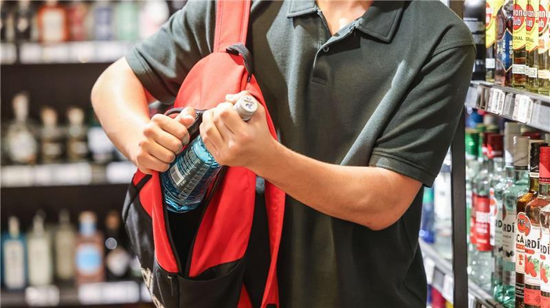Kunden klauen mehr - Milliardenschaden durch Ladendiebstahl Supermärkte, Drogerien und andere Geschäfte beklagen pro Jahr einen hohen Schaden durch Diebstahl - von Kunden, Beschäftigten, Lieferanten und Servicekräften. (gestellte Szene)