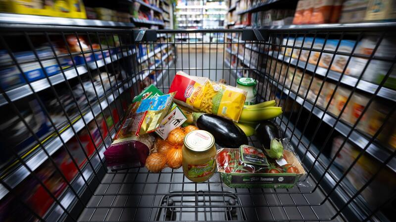 Zu viel Fleisch: Darum hagelt es scharfe Kritik für Lidl, Edeka & Co. Supermärkte und Discounter fördern mit ihrer Werbung laut Verbraucherschützern ungesunde Essgewohnheiten.
