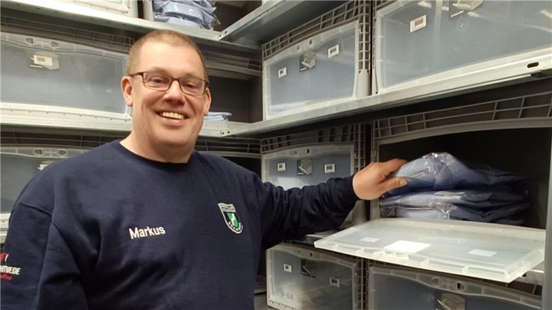 Superpraktisch: Den gestapelten Boxen im neuen Kleiderlager kann Markus Möller ganz einfach Kleidungsstücke entnehmen.