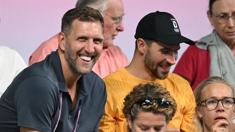 Auszeit, Camping, Tennis mit Nowitzki: Bolls Rentenpläne Superstar Dirk Nowitzki (l) mit Tischtennis-Nationalspieler Patrick Franziska.