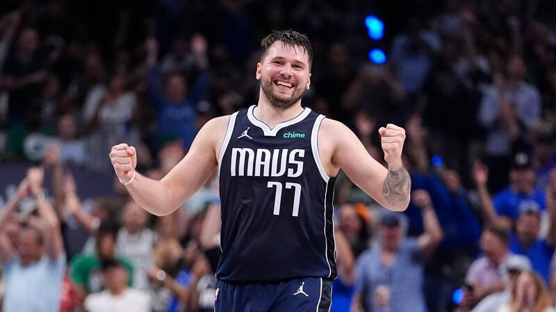 NBA-Finals: Mavericks gewinnen mit 38 Punkten Vorsprung Superstar Luka Doncic von den Dallas Mavericks jubelt über den Sieg gegen die Boston Celtics.
