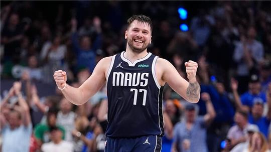Superstar Luka Doncic von den Dallas Mavericks jubelt über den Sieg gegen die Boston Celtics.