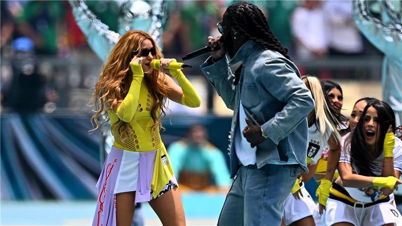 Superstar Shakira (l) und Burna Boy performen den WM-Song „Dai Dai“.