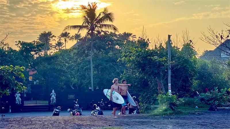 Wem gehört Bali? - Wie digitale Nomaden eine Insel verändern Surfen bei Sonnenaufgang - einer der Vorteile für Menschen, die mobil in Canggu arbeiten.