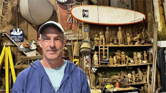 Surfer, Segler, Künstler und Krautsander aus vollem Herzen: Jonas Kötz.