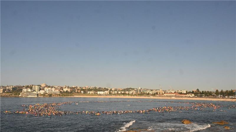 Surfer bildeten im Gedenken an die Anschlagsopfer einen Kreis im Meer.