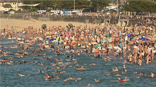 Surfer gedenken am Bondi Beach der Terroropfer. 