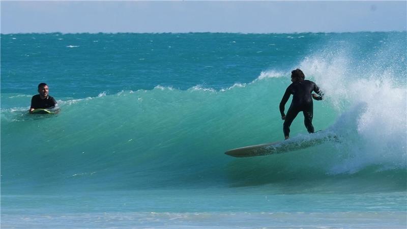 Surfer nutzen die Wellen am Miami Beach.