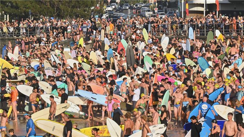 Surfer und Schwimmer bereiten sich in Sydney für eine Gedenkfeier vor.