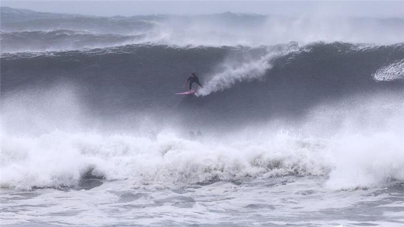 Angst vor „Alfred“: Zyklon steuert auf Australiens Osten zu Surfer waren begeistert von den Monsterwellen, die schon vor der Ankunft von „Alfred“ auf die Küsten zurollten.
