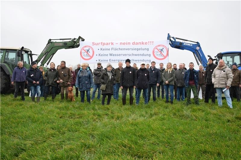 „Surfpark – nein danke !!!“Landwirte, Jäger und Vertreter von Umweltverbänden und Bürgerinitiative üben gemeinsam Kritik am geplanten Projekt in Stade-Süd. Foto: Strüning