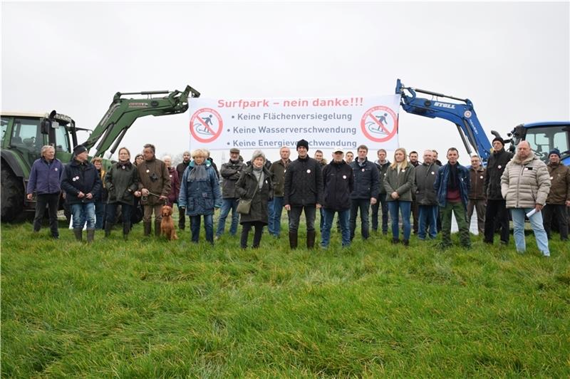 „Surfpark – nein danke !!!“Landwirte, Jäger und Vertreter von Umweltverbänden und Bürgerinitiative üben gemeinsam Kritik am geplanten Projekt in Stade-Süd. Foto: Strüning