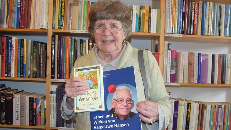 Susann Fiebig wird den Roman „Krieg der Knöpfe“ von Louis Pergaud aus der Bibliothek von Hans-Uwe Hansen in Ehren halten.